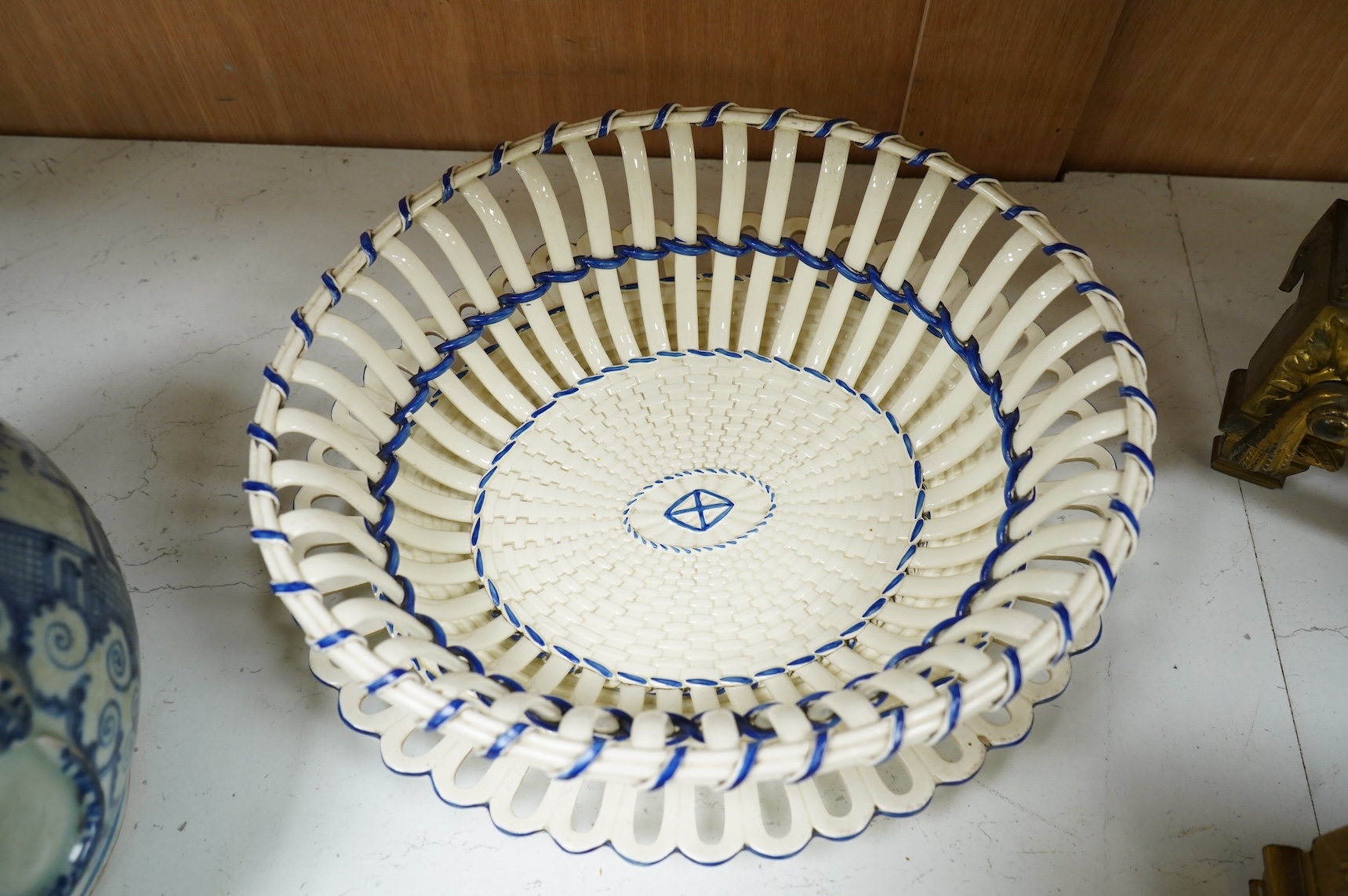 Two early 19th century Wedgwood Queensware oval twig baskets and three oval dishes. Largest basket 28cm wide.